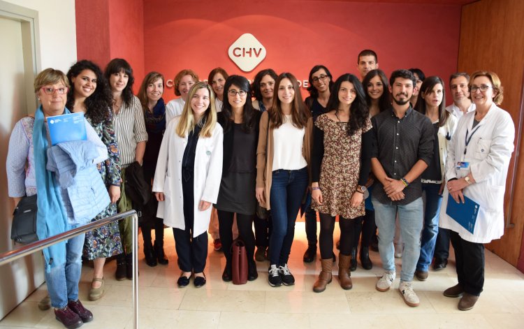 Fotografía conjunta de los residentes con los tutores y el equipo de Dirección de Transferencia de Conocimiento y de Docencia del CHV